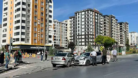 Otomobiller çarpıştı: 2 yaralı