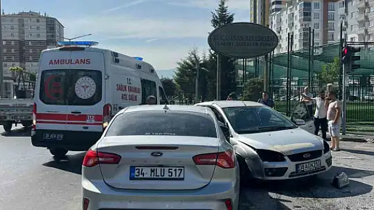 Otomobiller çarpıştı: 2 yaralı