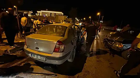 Otomobiller çarpıştı, sıkışan kadını itfaiye kurtardı