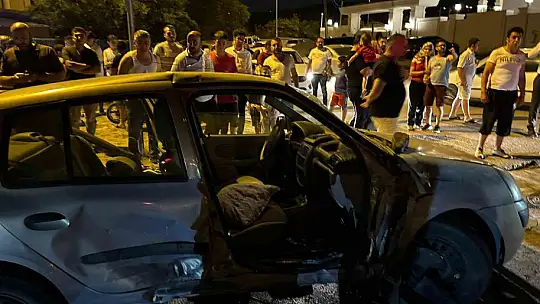 Otomobiller çarpıştı, sıkışan kadını itfaiye kurtardı