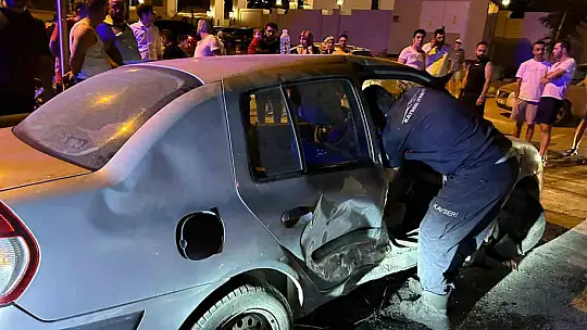 Otomobiller çarpıştı, sıkışan kadını itfaiye kurtardı