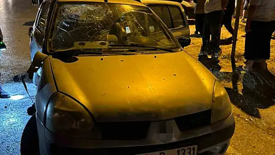 Otomobiller çarpıştı, sıkışan kadını itfaiye kurtardı