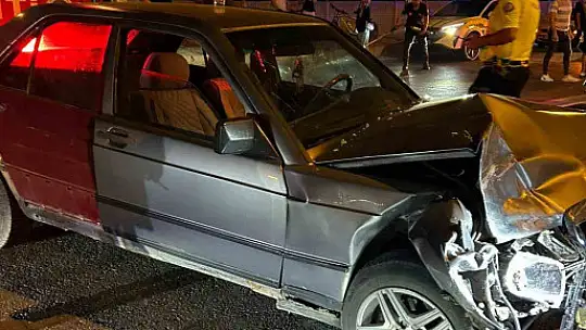 Otomobiller çarpıştı, sıkışan kadını itfaiye kurtardı