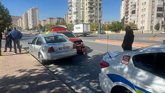 Otomobiller kavşakta çarpıştı: 3 yaralı