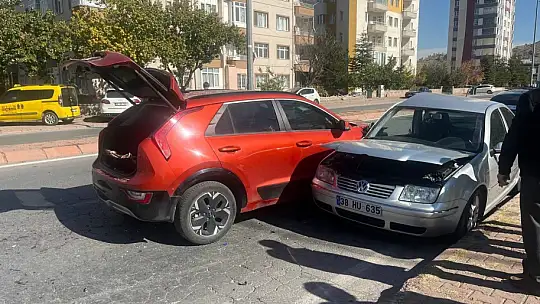 Otomobiller kavşakta çarpıştı: 3 yaralı