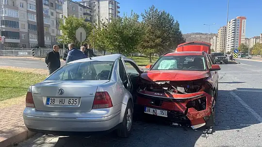 Otomobiller kavşakta çarpıştı: 3 yaralı