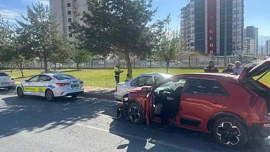 Otomobiller kavşakta çarpıştı: 3 yaralı