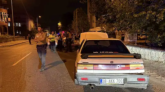 Otomobillerin çarpıştığı kazada sürücülerden biri firar etti: 1'i çocuk, 2 yaralı