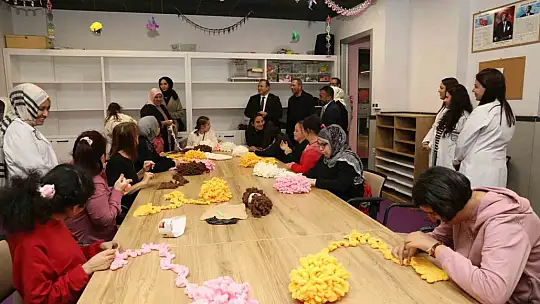 Özel kız öğrencilerinin el emeği atkıları, sevgi evlerindeki çocukları ısıttı