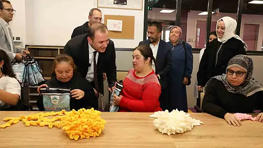 Özel kız öğrencilerinin el emeği atkıları, sevgi evlerindeki çocukları ısıttı