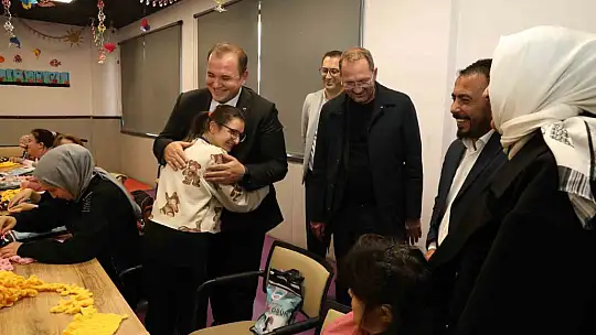 Özel kız öğrencilerinin el emeği atkıları, sevgi evlerindeki çocukları ısıttı