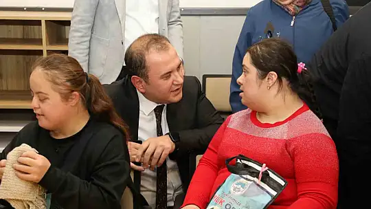 Özel kız öğrencilerinin el emeği atkıları, sevgi evlerindeki çocukları ısıttı