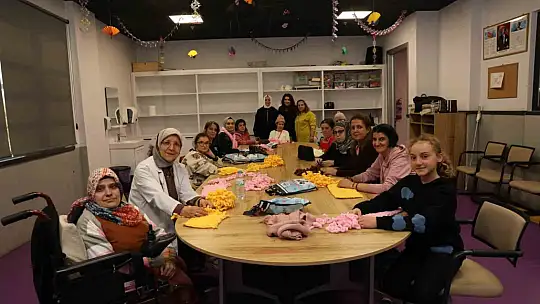 Özel kız öğrencilerinin el emeği atkıları, sevgi evlerindeki çocukları ısıttı