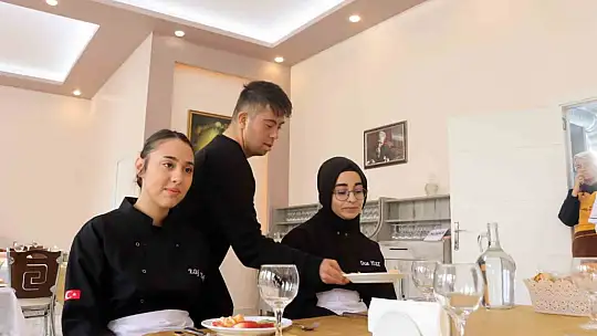 Özel öğrencilere 'garsonluk' eğitimi