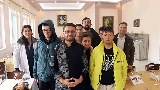 Özel öğrencilere 'garsonluk' eğitimi