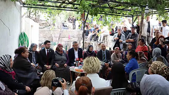 Özgür Özel'den gaf: 'Kayseri'ye CHP'li belediyede getireceğiz'