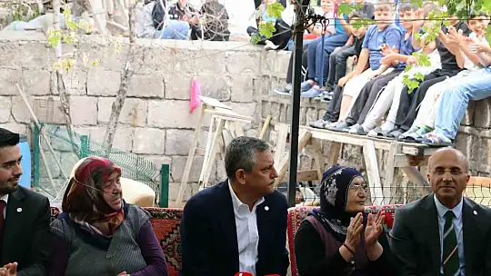 Özgür Özel'den gaf: 'Kayseri'ye CHP'li belediyede getireceğiz'