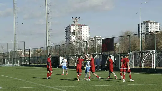 Özvatanspor geriden gelerek kazandı