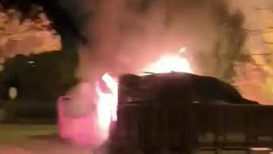 Park halinde alev alan kamyon hareket etti