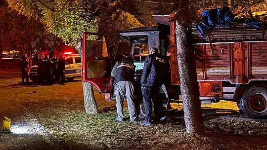 Park halinde alev alan kamyon hareket etti