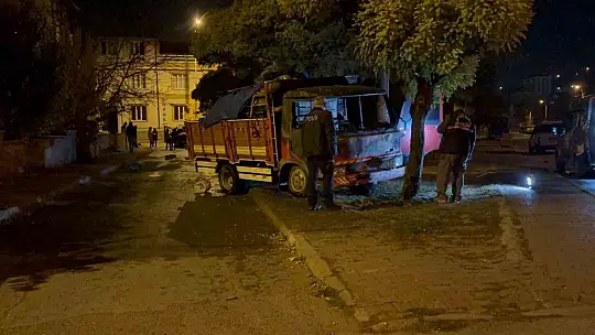 Park halinde alev alan kamyon hareket etti