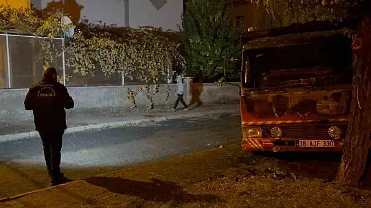 Park halinde alev alan kamyon hareket etti