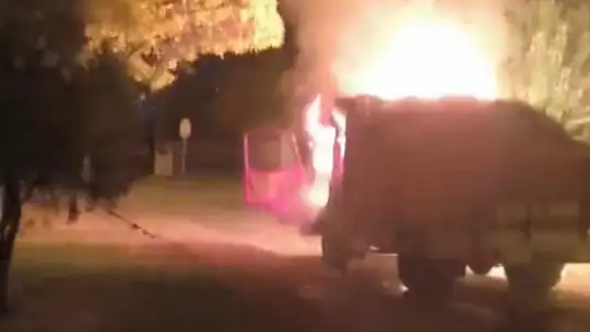 Park halinde alev alan kamyon hareket etti