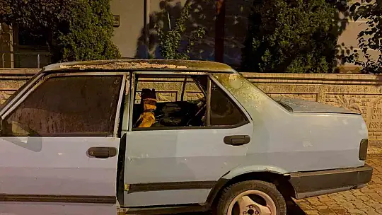 Park halindeki otomobil alev aldı
