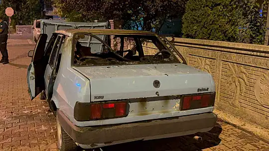 Park halindeki otomobil alev aldı