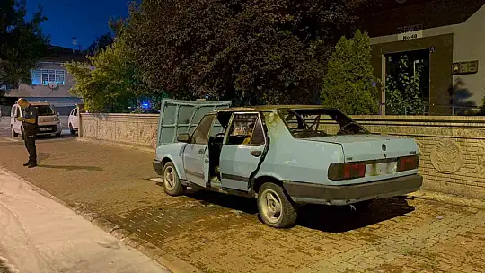 Park halindeki otomobil alev aldı