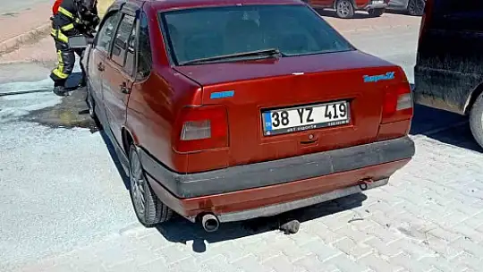 Park halindeki otomobilde çıkan yangını itfaiye söndürdü