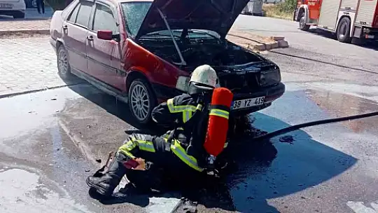 Park halindeki otomobilde çıkan yangını itfaiye söndürdü