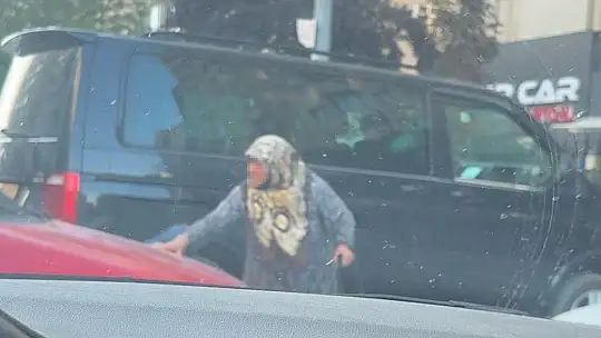 Park yeri savaşını bastonlu yaşlı kadın kazandı