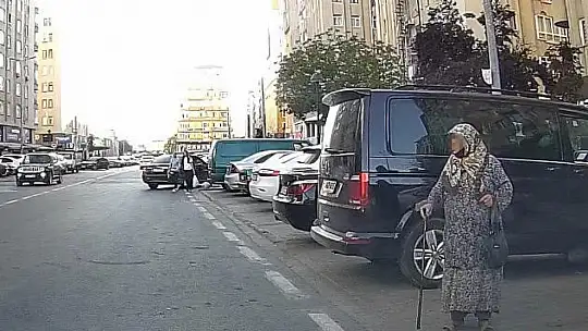 Park yeri savaşını bastonlu yaşlı kadın kazandı