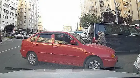 Park yeri savaşını bastonlu yaşlı kadın kazandı