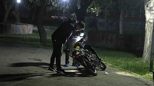 Parkta iki grup tabanca ve bıçakla birbirine girdi: 2 yaralı