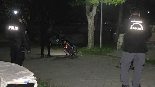 Parkta iki grup tabanca ve bıçakla birbirine girdi: 2 yaralı