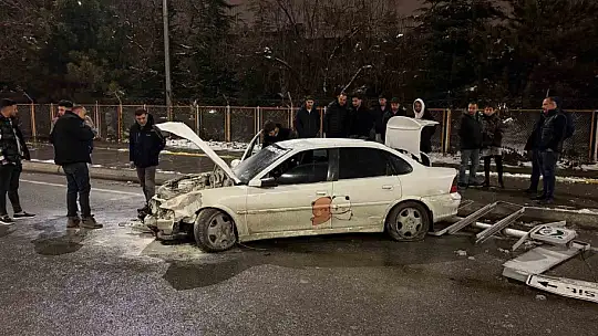 Pert olan otomobilden burnu kanamadan çıktı