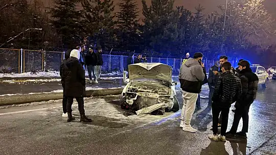 Pert olan otomobilden burnu kanamadan çıktı