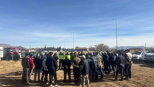Pınarbaşı'nda traktörlere reflektör dağıtıldı