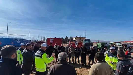 Pınarbaşı'nda traktörlere reflektör dağıtıldı