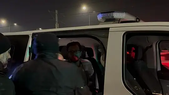 Polise çarpıp kaçan şahıs, olay yerine gelince yakayı ele verdi: 1'i polis 2 yaralı