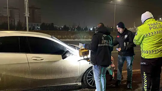 Polise çarpıp kaçan şahıs, olay yerine gelince yakayı ele verdi: 1'i polis 2 yaralı