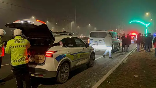 Polise çarpıp kaçan şahıs, olay yerine gelince yakayı ele verdi: 1'i polis 2 yaralı