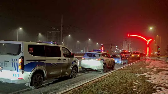 Polise çarpıp kaçan şahıs, olay yerine gelince yakayı ele verdi: 1'i polis 2 yaralı
