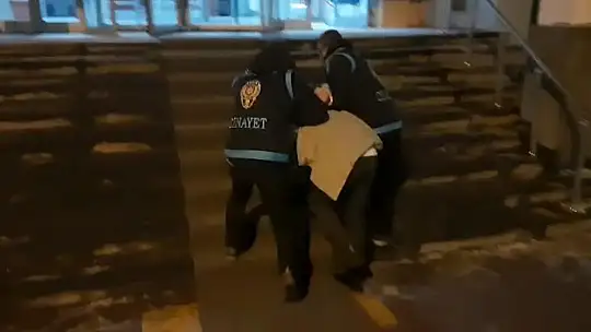 Polise çarpıp kaçtıktan sonra olay yerinde yakalanan şahıs tutuklandı