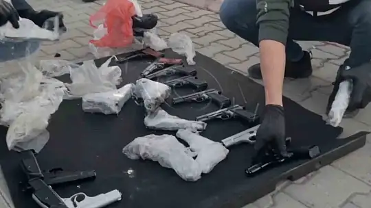 Polisin durdurduğu araçtan 20 ruhsatsız silah çıktı