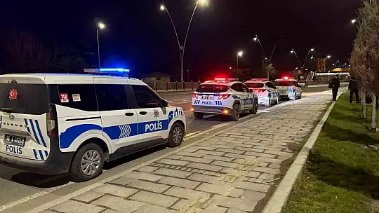 Polisten kaçarken, yola fırlattığı kağıttan uyuşturucu çıktı