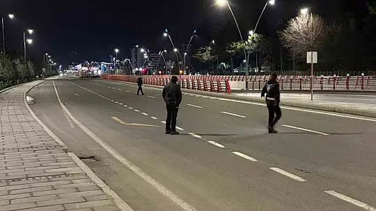 Polisten kaçarken, yola fırlattığı kağıttan uyuşturucu çıktı