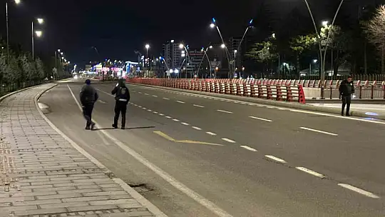 Polisten kaçarken, yola fırlattığı kağıttan uyuşturucu çıktı